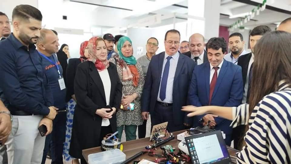 مشاركة تشرح مشروعها للجنة التحكيم والمسؤولين